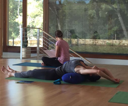 Lina Franco dispense des formations au Yoga